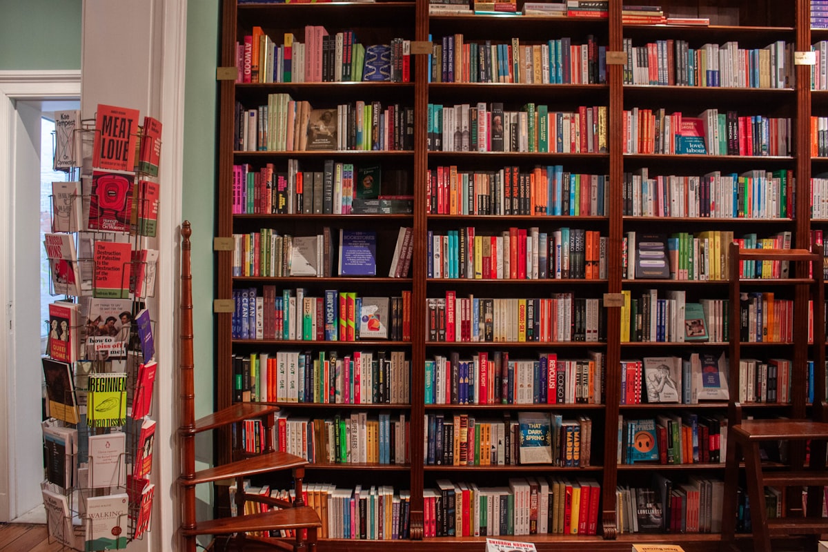 Étagère de livres colorés (photo d'illustration)