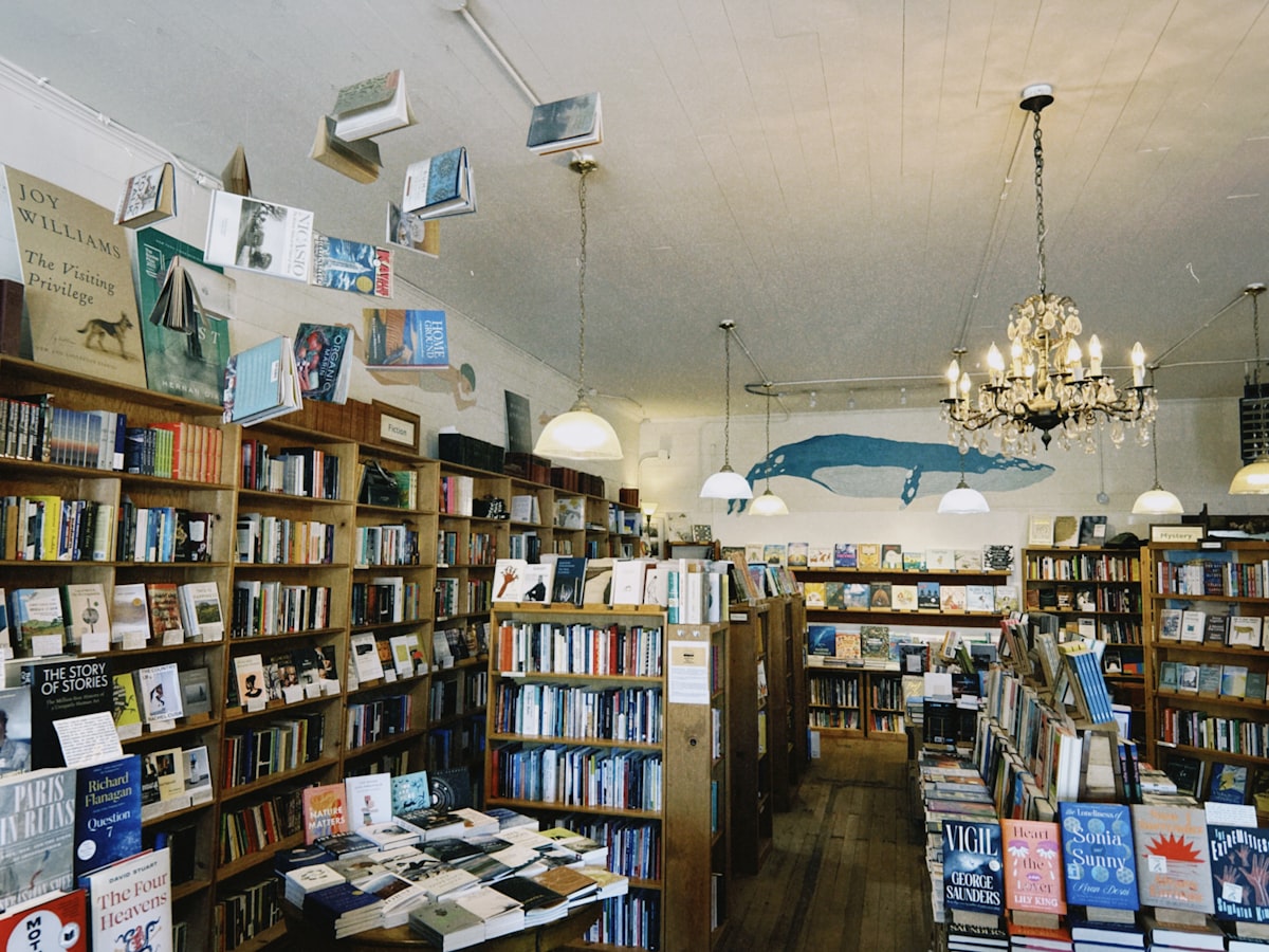 Intérieur chaleureux de librairie (photo d'illustration)